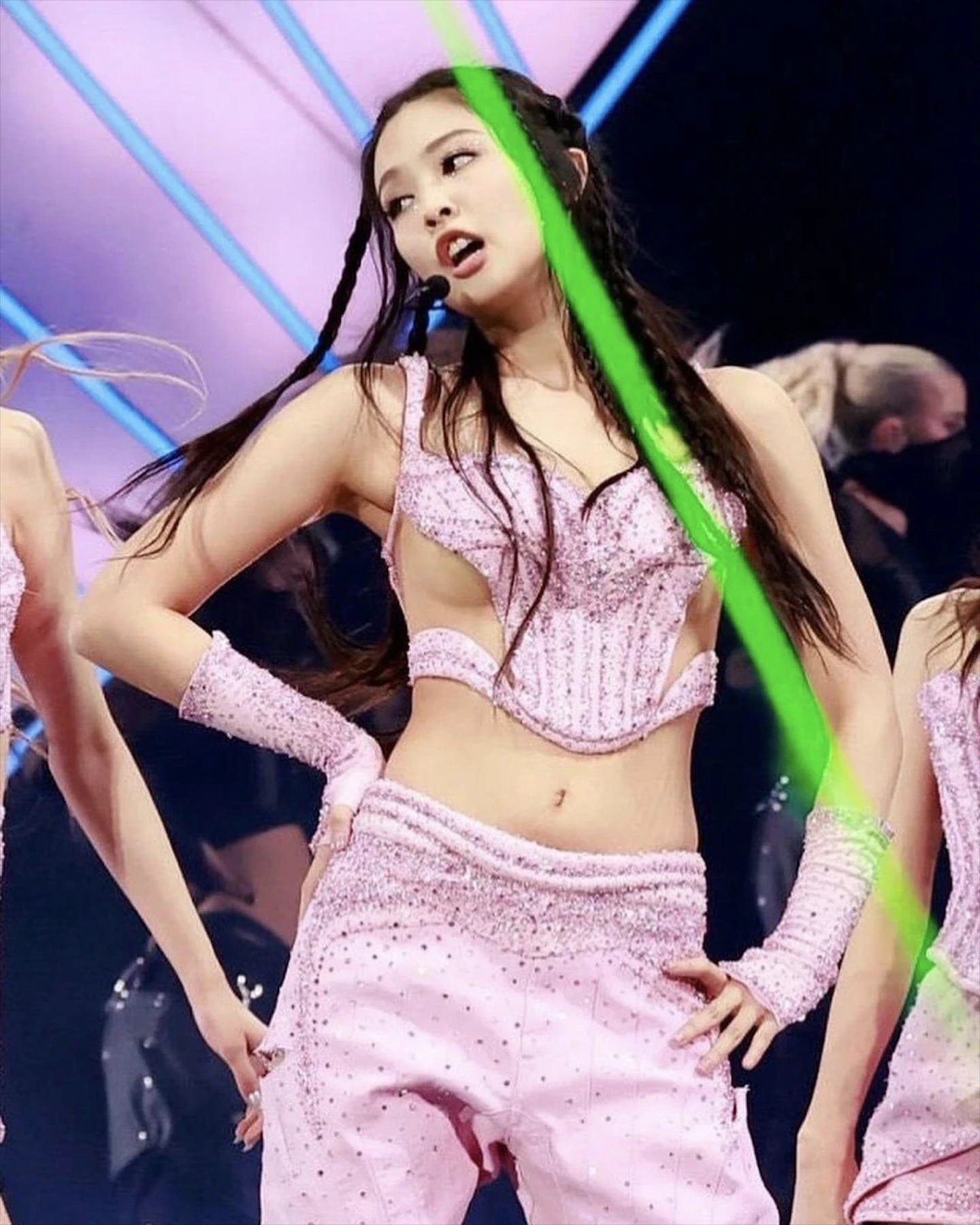 Jennie khoe ngực “đốt mắt” fan: Vòng 1 nhỏ xinh nhưng chưa từng lu mờ!- Ảnh 4.