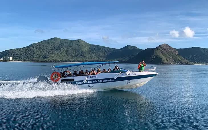 Các tour du lịch sinh thái luôn thu hút đông du khách. (Ảnh: VQGCĐ)