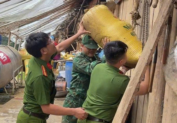 Công an Lào Cai căng mình di dời người và tài sản của người dân khỏi vùng sạt lở- Ảnh 4.