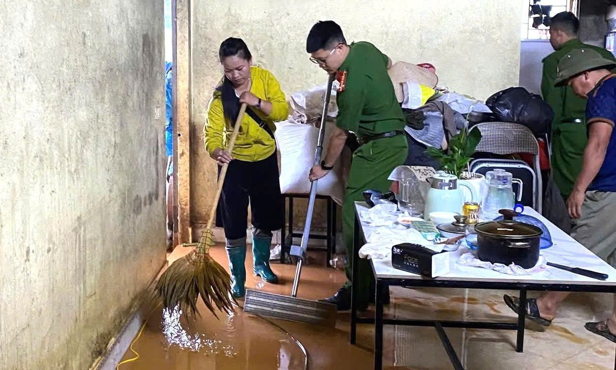 Công an Lào Cai căng mình di dời người và tài sản của người dân khỏi vùng sạt lở- Ảnh 9.