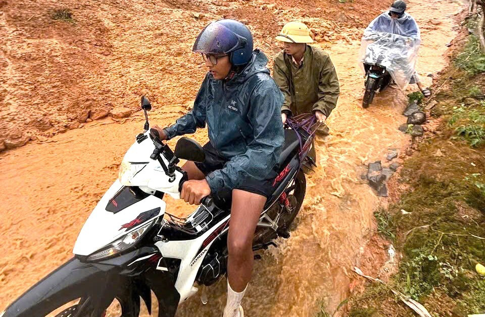 Công an Lào Cai căng mình di dời người và tài sản của người dân khỏi vùng sạt lở- Ảnh 1.