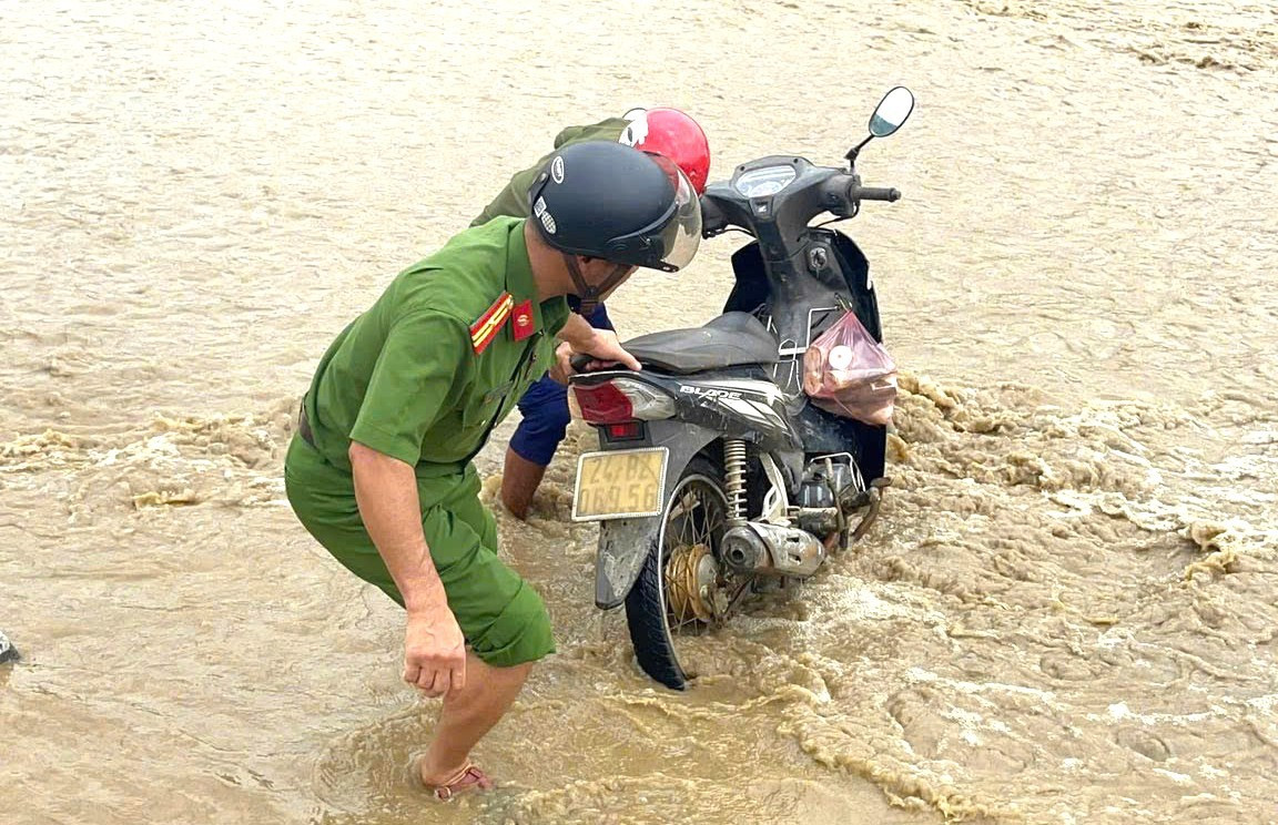 Công an Lào Cai căng mình di dời người và tài sản của người dân khỏi vùng sạt lở- Ảnh 3.