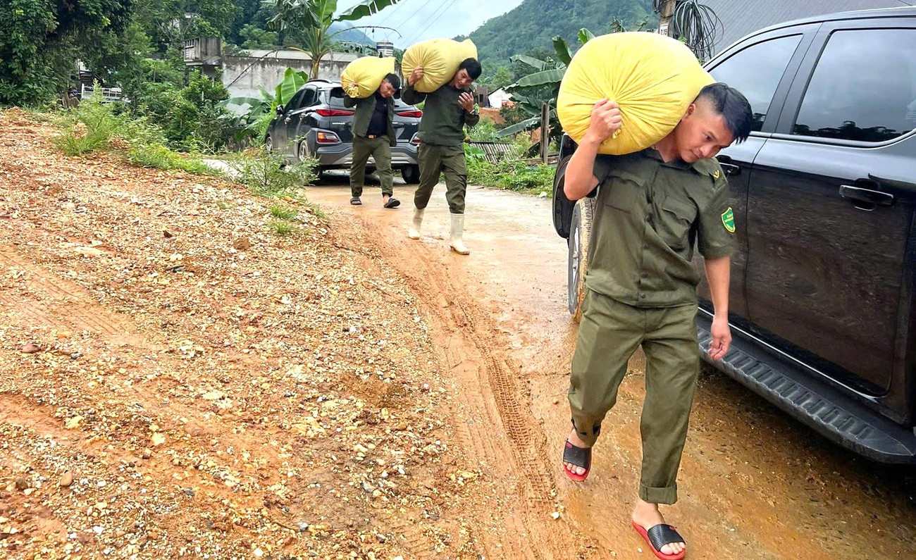 Công an Lào Cai căng mình di dời người và tài sản của người dân khỏi vùng sạt lở- Ảnh 7.