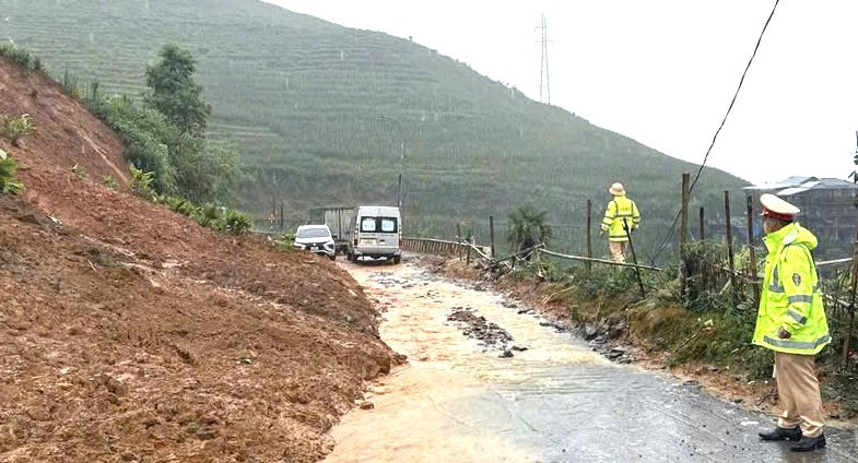 Công an Lào Cai căng mình di dời người và tài sản của người dân khỏi vùng sạt lở- Ảnh 2.