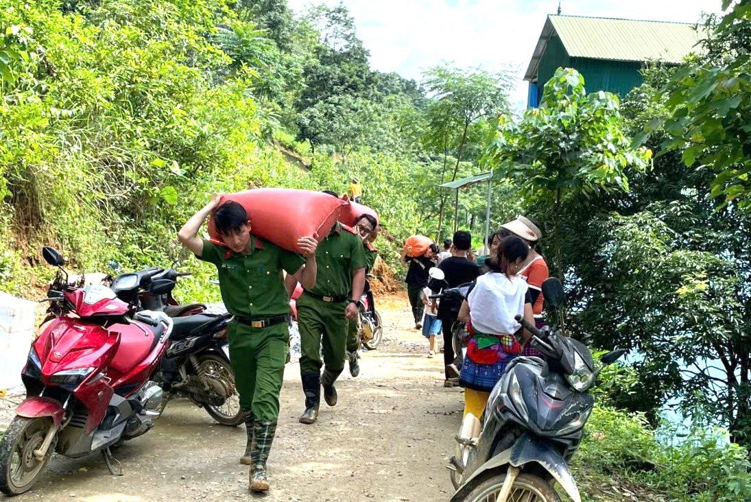 Công an Lào Cai căng mình di dời người và tài sản của người dân khỏi vùng sạt lở- Ảnh 5.