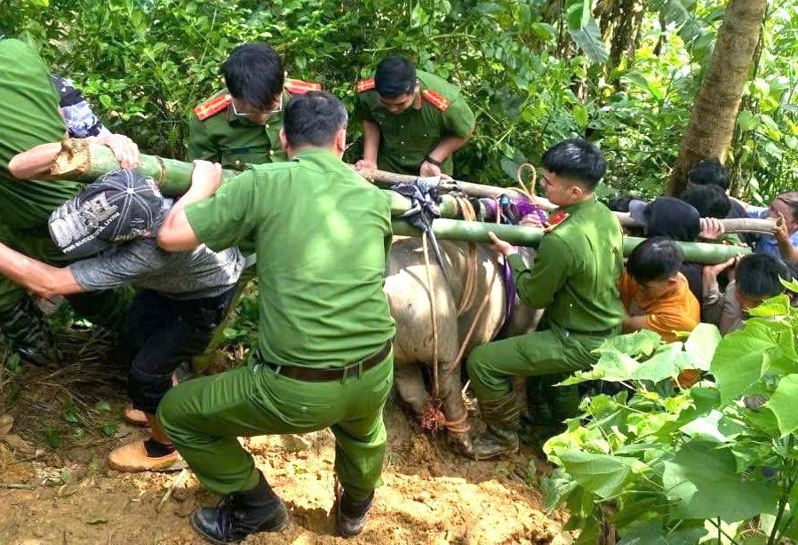 Công an Lào Cai căng mình di dời người và tài sản của người dân khỏi vùng sạt lở- Ảnh 6.