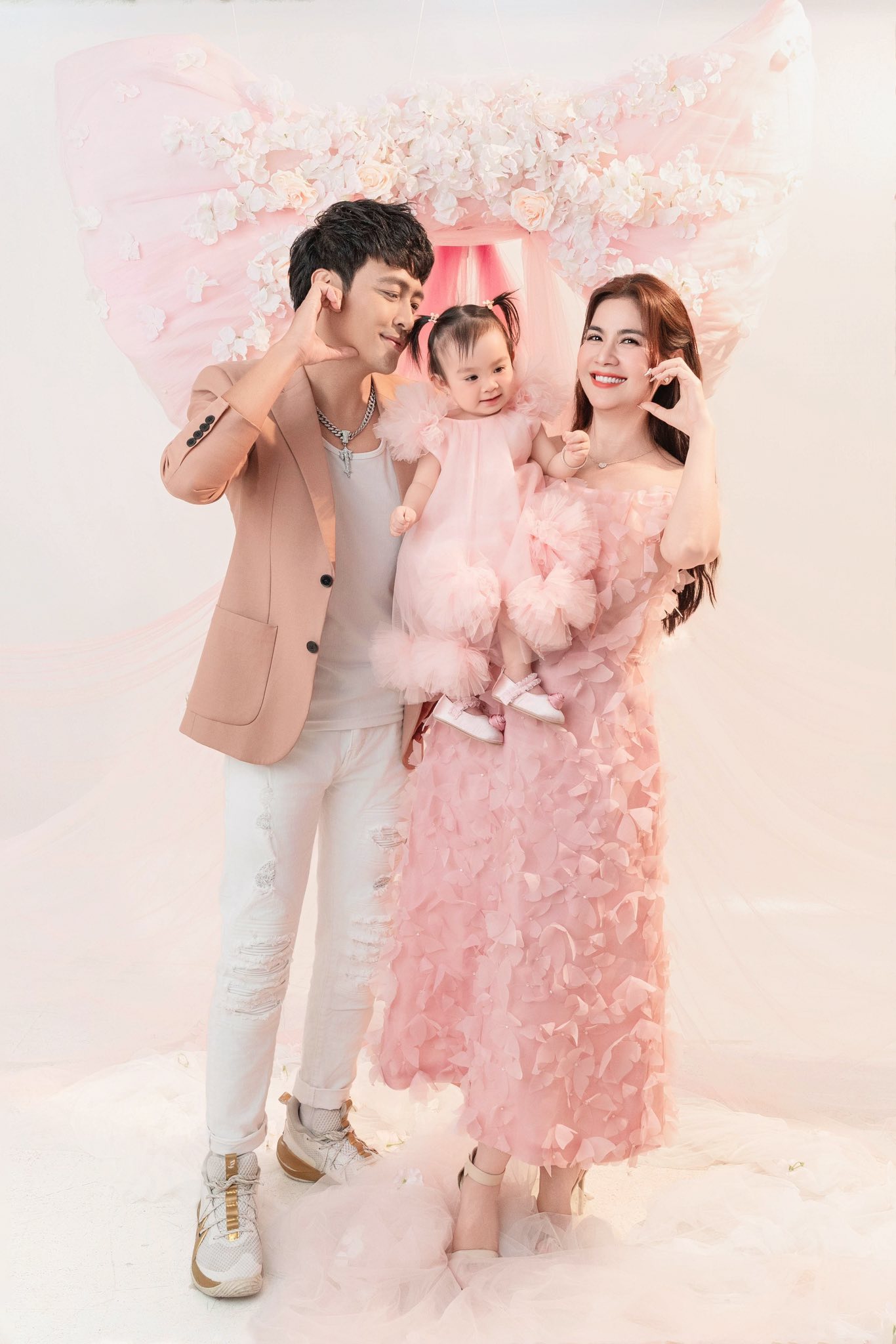 Vất vả 8 năm mới có mụn con, cặp đôi diễn viên nổi tiếng hạnh phúc mừng thôi nôi con gái- Ảnh 6. Vất vả 8 năm mới có mụn con, cặp đôi diễn viên nổi tiếng hạnh phúc mừng thôi nôi con gái- Ảnh 6.