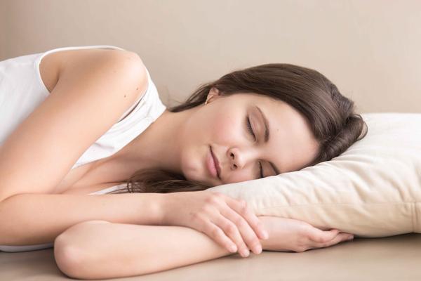 Thói quen trước khi đi ngủ khiến bạn già nhanh chỉ sau một đêm: Phụ nữ sau 40 tuổi làm ngay 3 việc khi ngủ để chống già và đẹp da- Ảnh 4.