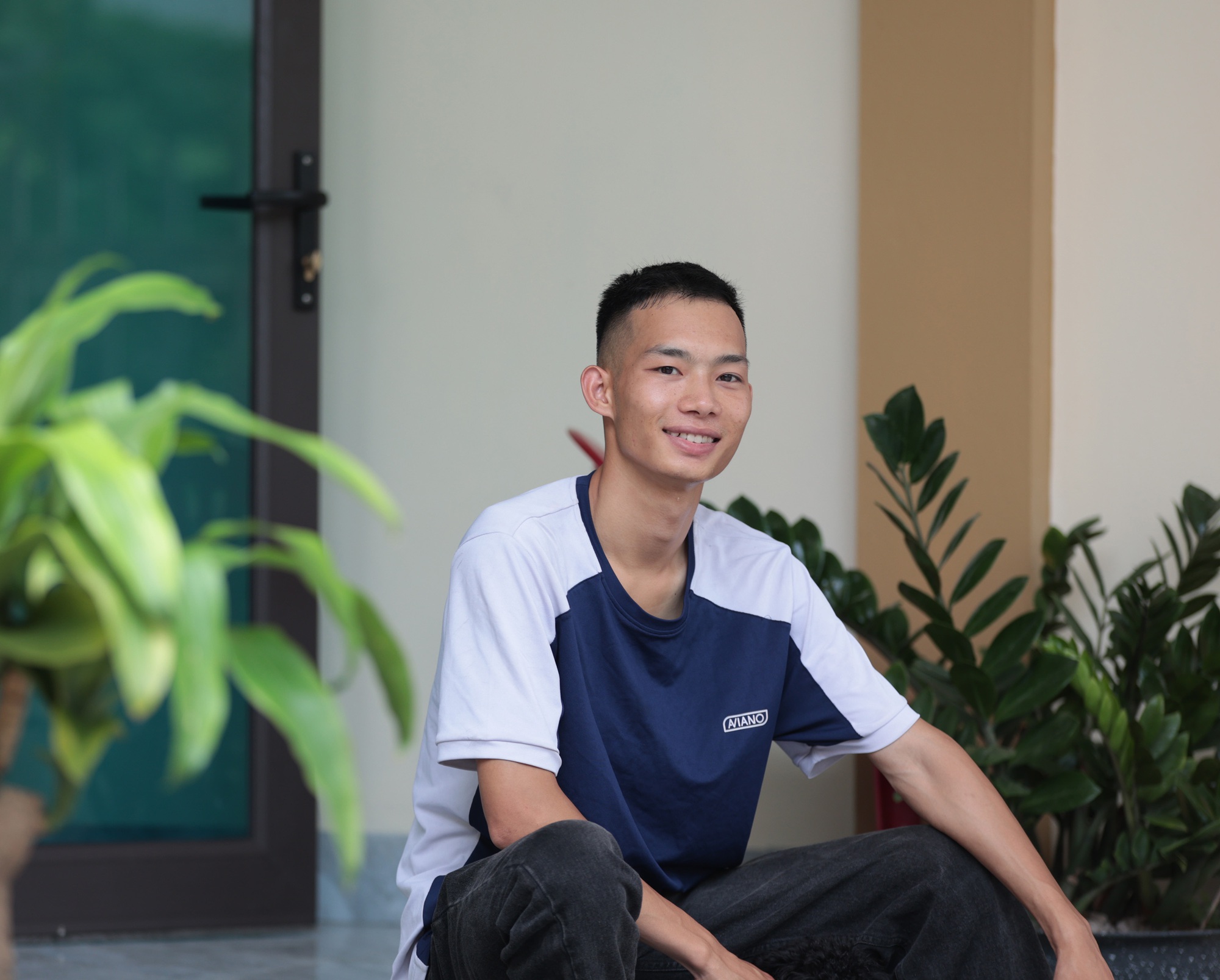 "Người hùng" cứu cháu bé thoát chết ngay trước đường ray: "Mẹ xem clip xong thì ôm lấy tôi"- Ảnh 4.