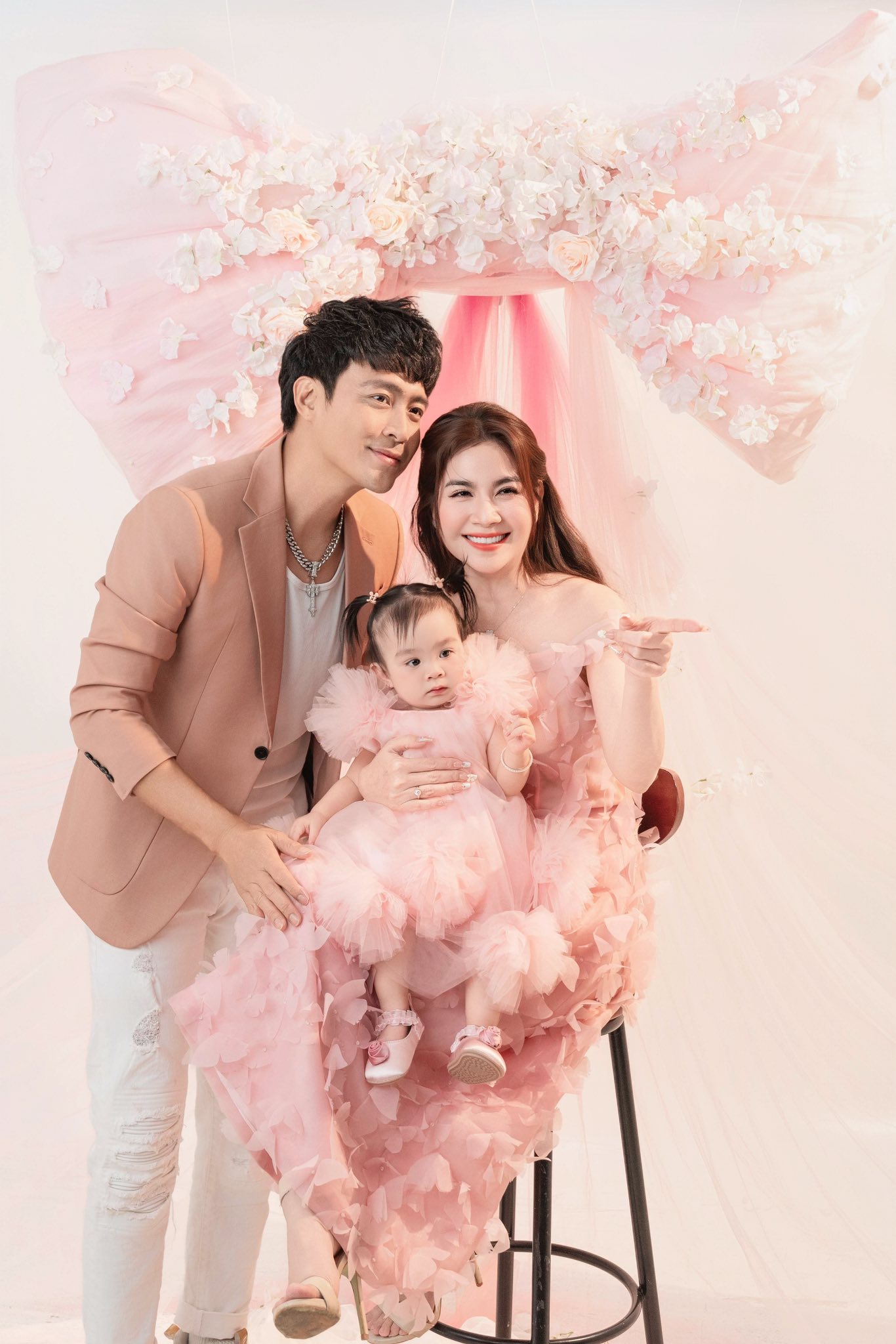 Vất vả 8 năm mới có mụn con, cặp đôi diễn viên nổi tiếng hạnh phúc mừng thôi nôi con gái- Ảnh 8. Vất vả 8 năm mới có mụn con, cặp đôi diễn viên nổi tiếng hạnh phúc mừng thôi nôi con gái- Ảnh 8.