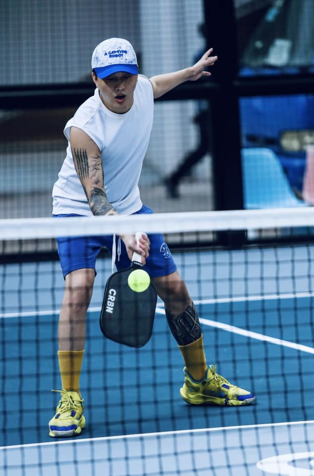 TiTi (HKT) xoay vợt pickleball như xoay mic 