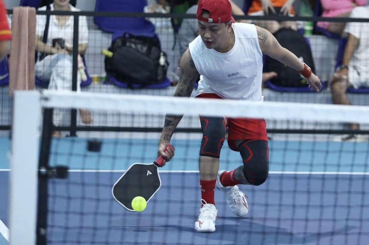 TiTi (HKT) xoay vợt pickleball như xoay mic 