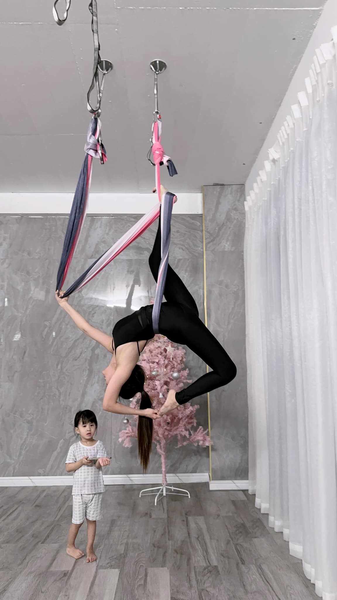 Gái một con - Thiên An cực chăm tập 2 môn thể thao, bảo sao dáng đẹp, eo thon, body nuột nà thế!- Ảnh 8.