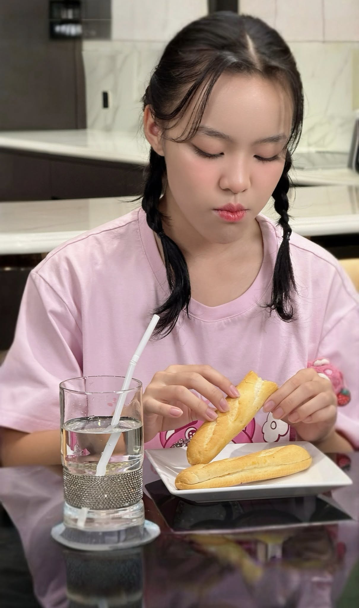 Ái nữ ít lộ diện của diễn viên hài Việt Hương: 16 tuổi cao vượt trội mẹ, không chỉ học giỏi mà còn rất xinh xắn- Ảnh 4.