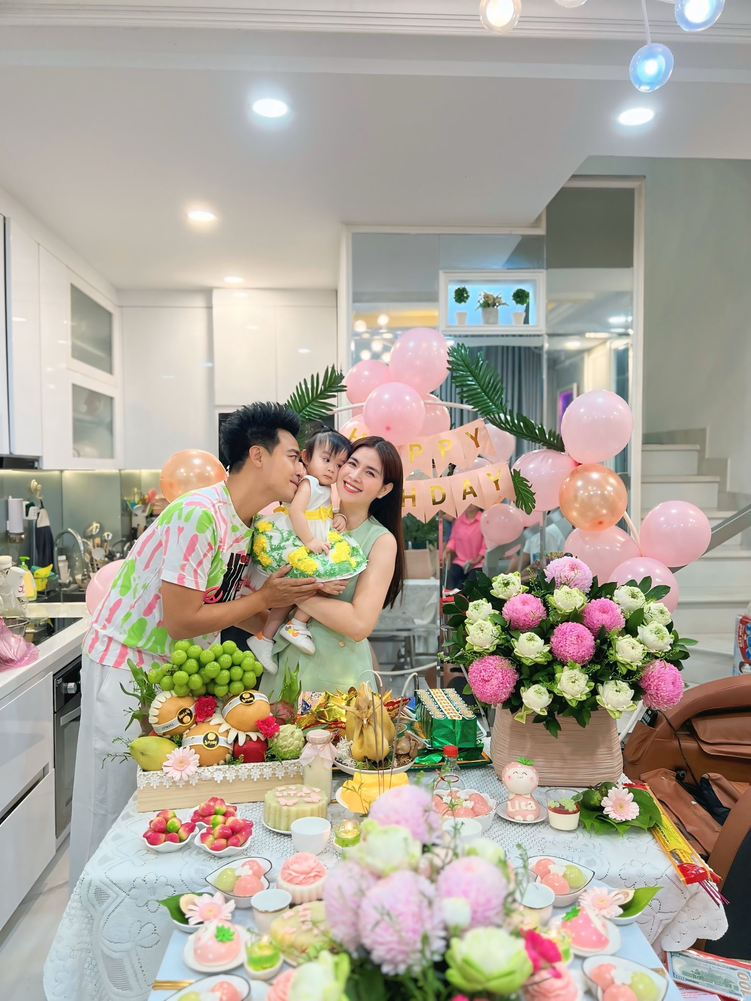 Vất vả 8 năm mới có mụn con, cặp đôi diễn viên nổi tiếng hạnh phúc mừng thôi nôi con gái- Ảnh 1. Vất vả 8 năm mới có mụn con, cặp đôi diễn viên nổi tiếng hạnh phúc mừng thôi nôi con gái- Ảnh 1.