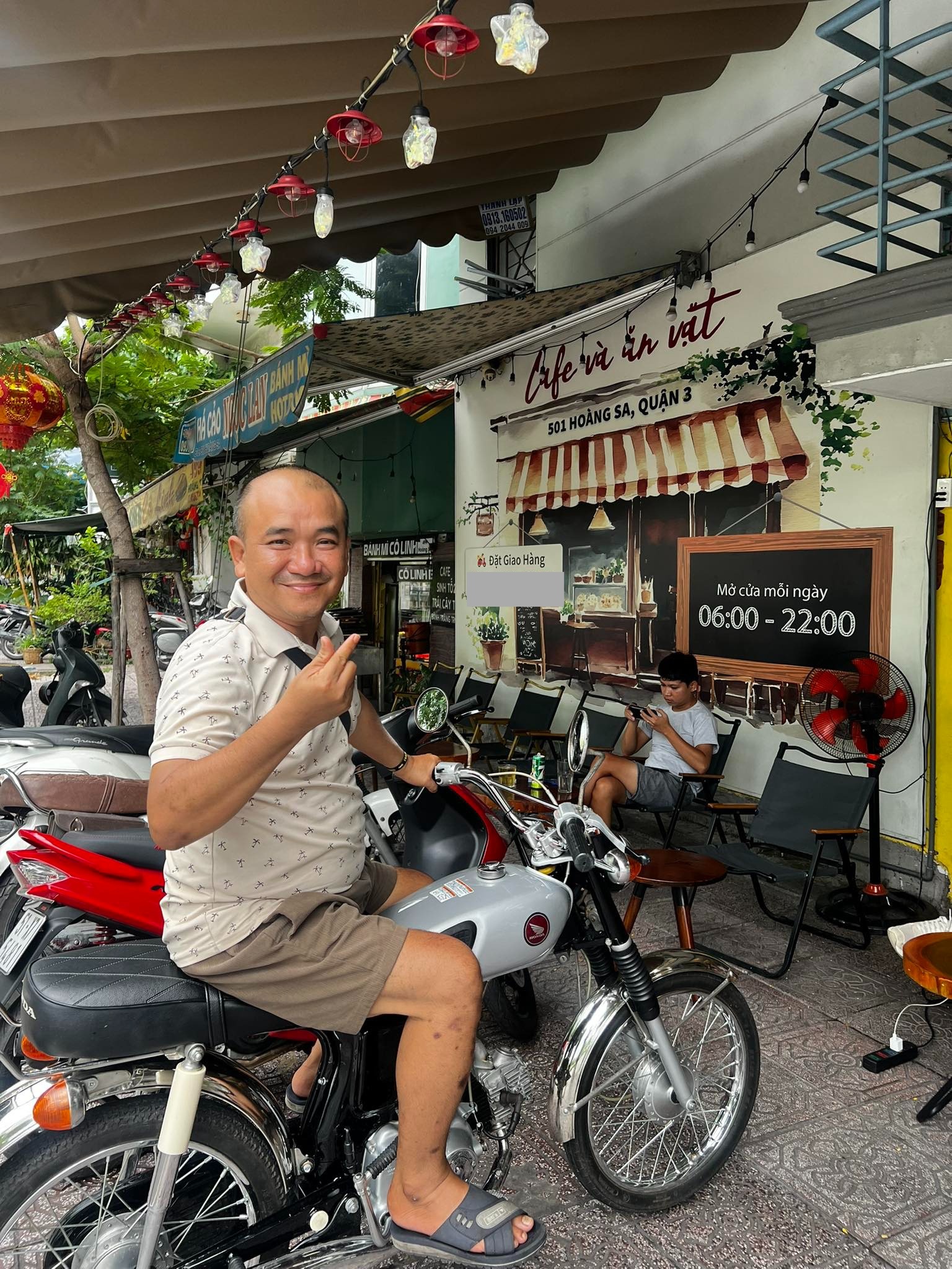 "Tôi không xin tiền. Tôi chỉ xin bạn ghé": Chủ quán cafe ở TP.HCM đón nhận điều bất ngờ khi bài than bán ế quá viral- Ảnh 4.