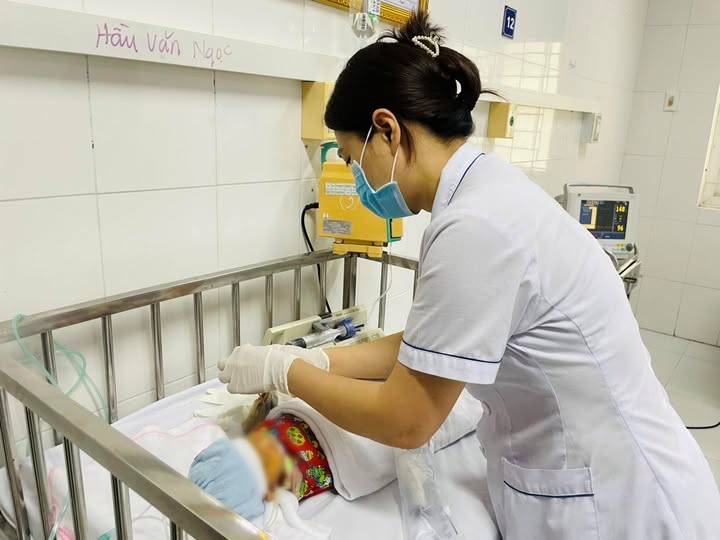 Bé sơ sinh ở Cao Bằng nguy kịch sau ca đẻ rơi: Gia đình tự cắt rốn buộc chỉ thô, dùng dao lam rạch da 'giải bệnh'- Ảnh 1.