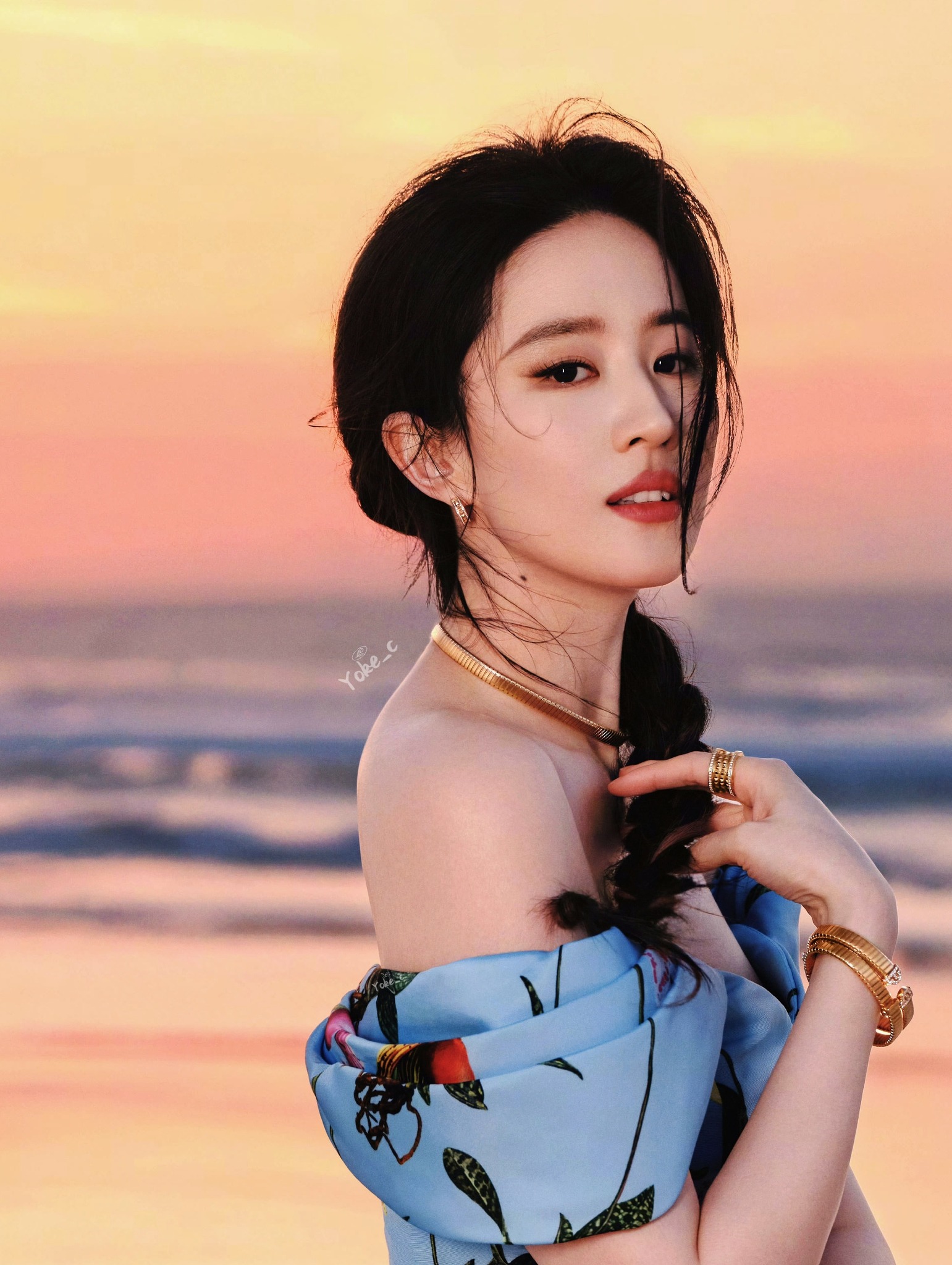 Lưu Diệc Phi bị bóc 