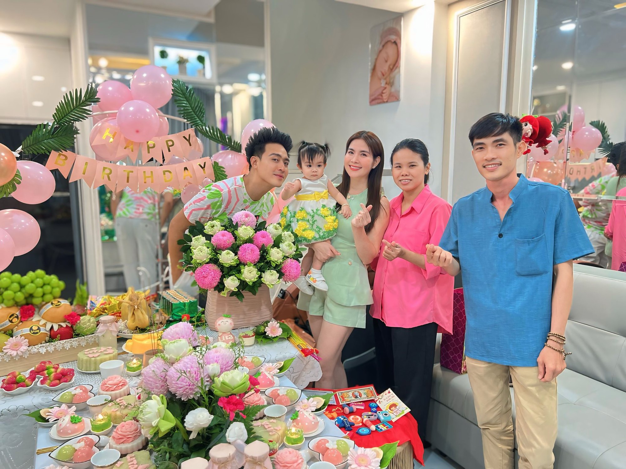Vất vả 8 năm mới có mụn con, cặp đôi diễn viên nổi tiếng hạnh phúc mừng thôi nôi con gái- Ảnh 2. Vất vả 8 năm mới có mụn con, cặp đôi diễn viên nổi tiếng hạnh phúc mừng thôi nôi con gái- Ảnh 2.