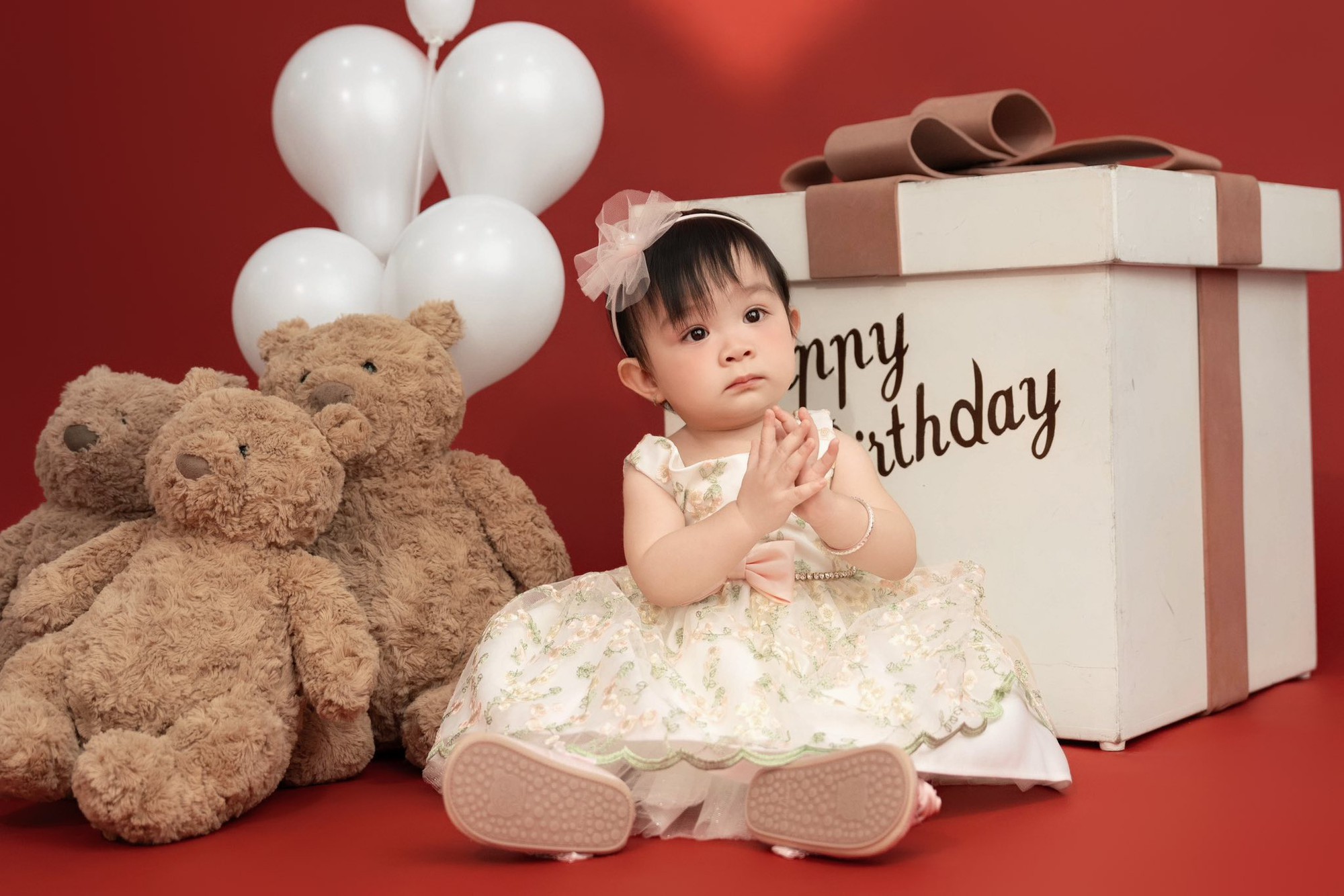 Vất vả 8 năm mới có mụn con, cặp đôi diễn viên nổi tiếng hạnh phúc mừng thôi nôi con gái- Ảnh 3. Vất vả 8 năm mới có mụn con, cặp đôi diễn viên nổi tiếng hạnh phúc mừng thôi nôi con gái- Ảnh 3.