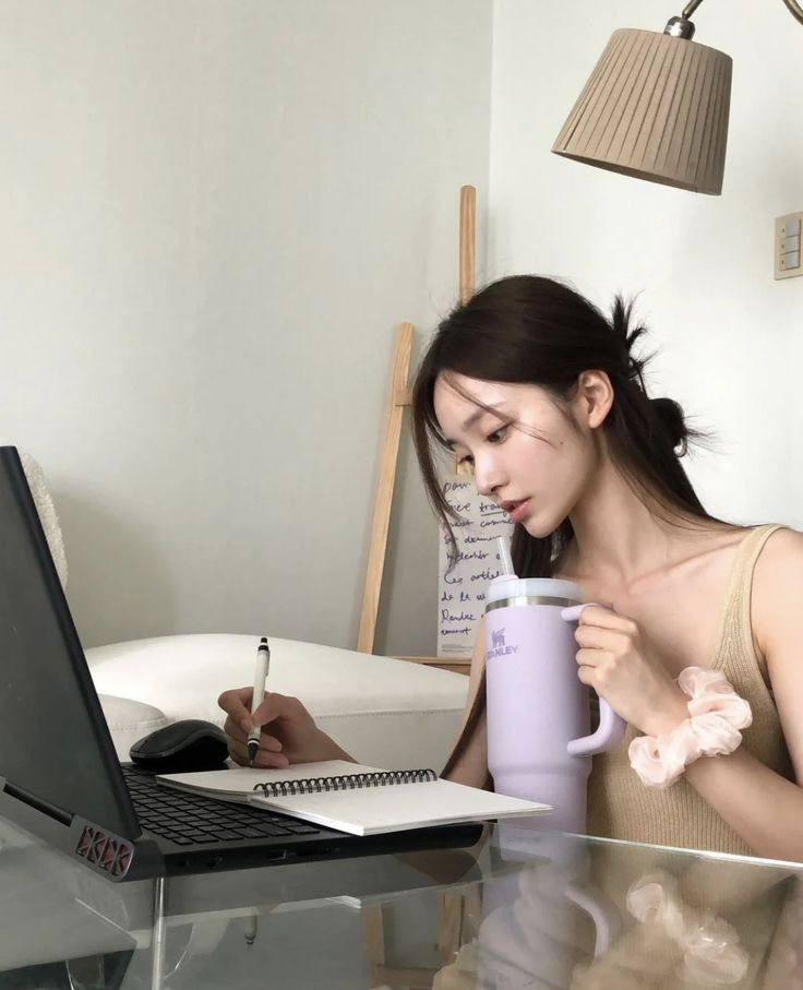 Uống nước theo khung giờ giúp da dẻ căng mịn, dáng thon bụng gọn: Chiêu giảm cân 