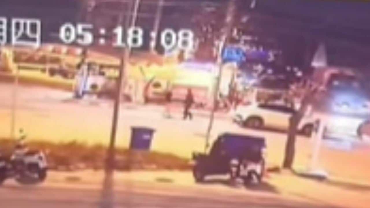 Du khách bị cảnh sát giả bắt cóc táo tợn giữa đường phố ở Pattaya: Camera an ninh dần hé lộ đường dây lớn phía sau- Ảnh 2.