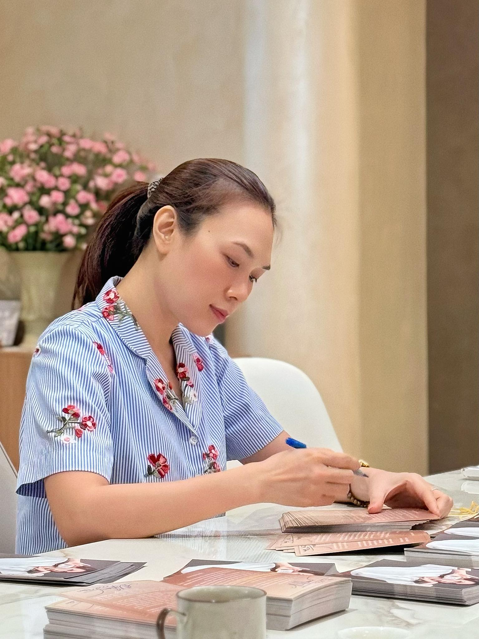 Loại rau chống già Mỹ Tâm rất chăm ăn để eo thon, da mướt collagen: Tuổi 44 chỉ là con số nhờ 1 thực phẩm chợ Việt nào cũng có- Ảnh 5.