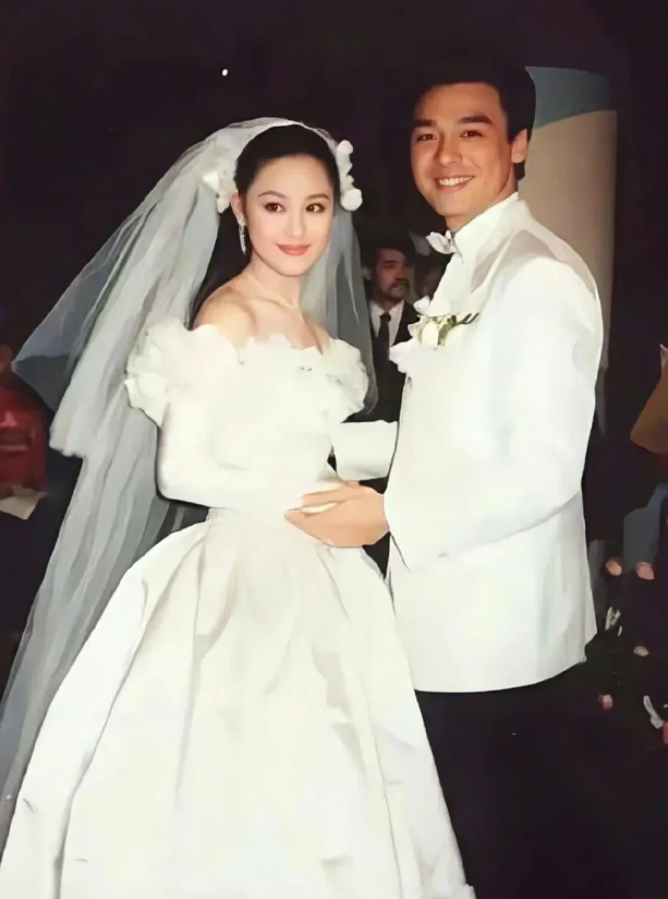Nam thần showbiz từng phá sản vì thói quen xài tiền của vợ: Tiêu vặt 100 triệu đồng/tháng, thẻ không hạn ngạch, không mặc lại đồ lần 2!- Ảnh 3. Nam thần showbiz từng phá sản vì thói quen xài tiền của vợ: Tiêu vặt 100 triệu đồng/tháng, thẻ không hạn ngạch, không mặc lại đồ lần 2!- Ảnh 3.