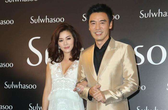 Nam thần showbiz từng phá sản vì thói quen xài tiền của vợ: Tiêu vặt 100 triệu đồng/tháng, thẻ không hạn ngạch, không mặc lại đồ lần 2!- Ảnh 7. Nam thần showbiz từng phá sản vì thói quen xài tiền của vợ: Tiêu vặt 100 triệu đồng/tháng, thẻ không hạn ngạch, không mặc lại đồ lần 2!- Ảnh 7.