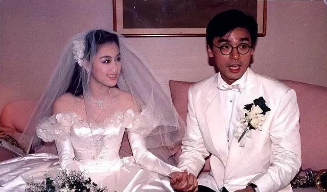 Nam thần showbiz từng phá sản vì thói quen xài tiền của vợ: Tiêu vặt 100 triệu đồng/tháng, thẻ không hạn ngạch, không mặc lại đồ lần 2!- Ảnh 4. Nam thần showbiz từng phá sản vì thói quen xài tiền của vợ: Tiêu vặt 100 triệu đồng/tháng, thẻ không hạn ngạch, không mặc lại đồ lần 2!- Ảnh 4.