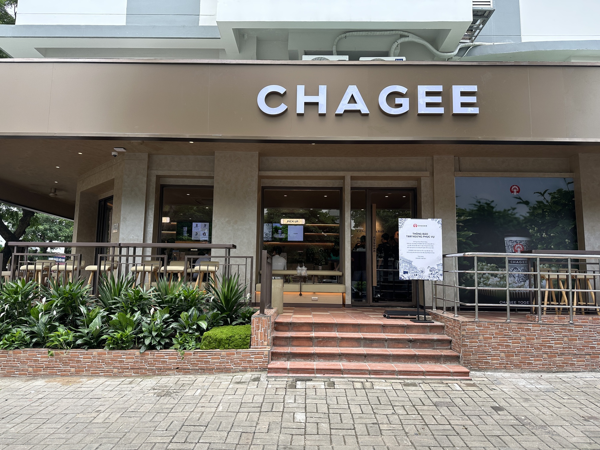 Cận cảnh cửa hàng Chagee Việt Nam bất chấp dư luận, số phận mặt bằng vàng ở phố đi bộ ra sao?- Ảnh 2.