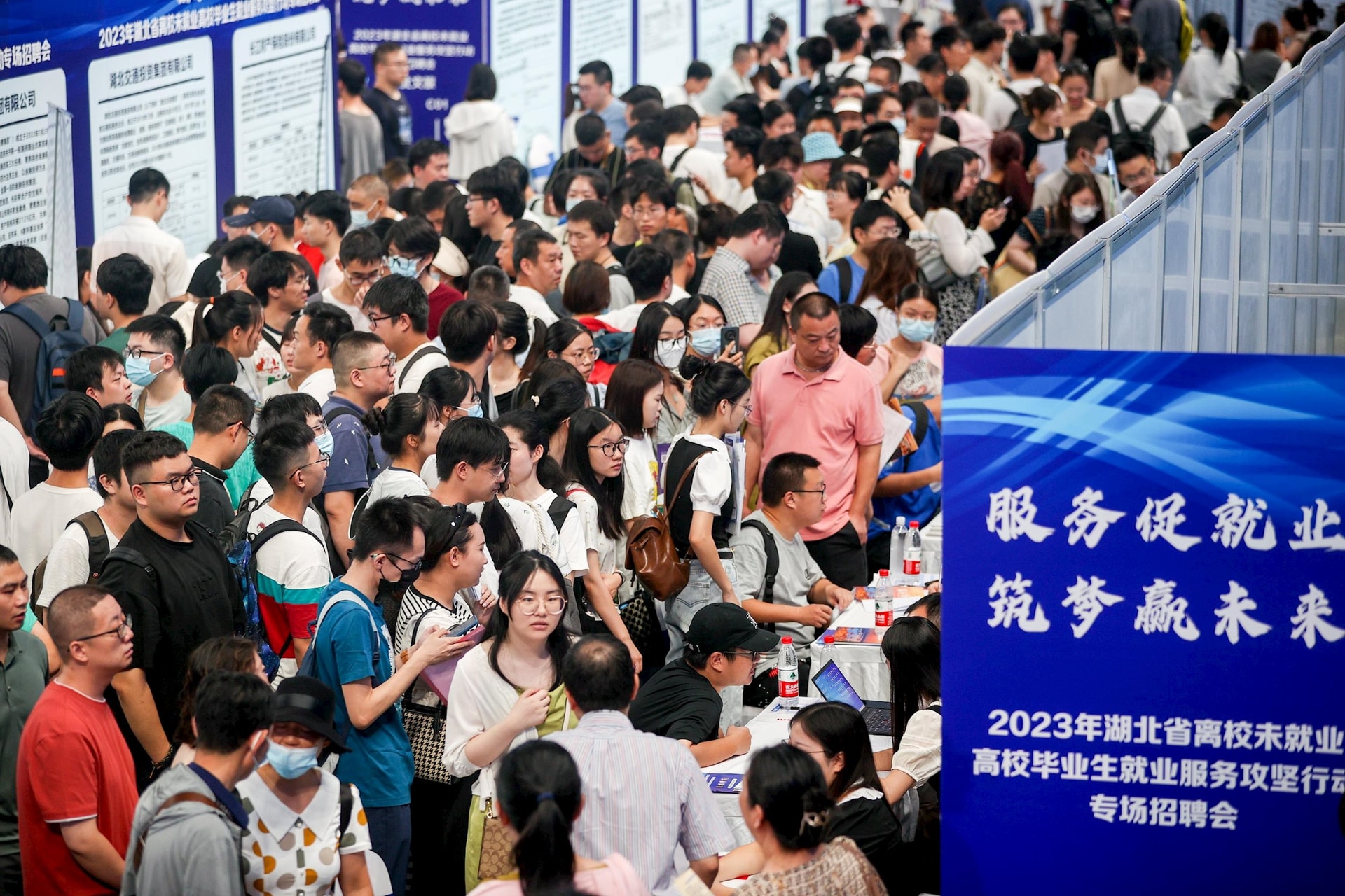 Sinh viên đổ xô đi học cao học vì không tìm được việc, có bằng thạc sĩ mới được xem xét tuyển dụng: “Lạm phát” bằng cấp tại Trung Quốc khiến bằng cử nhân thời nay chỉ ngang với học nghề- Ảnh 1.