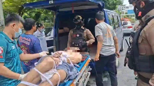 Người đàn ông khỏa thân nhảy xuống rồi mắc kẹt dưới cống, nhân viên cứu hộ đến giúp còn bị cắn vào tay- Ảnh 3.