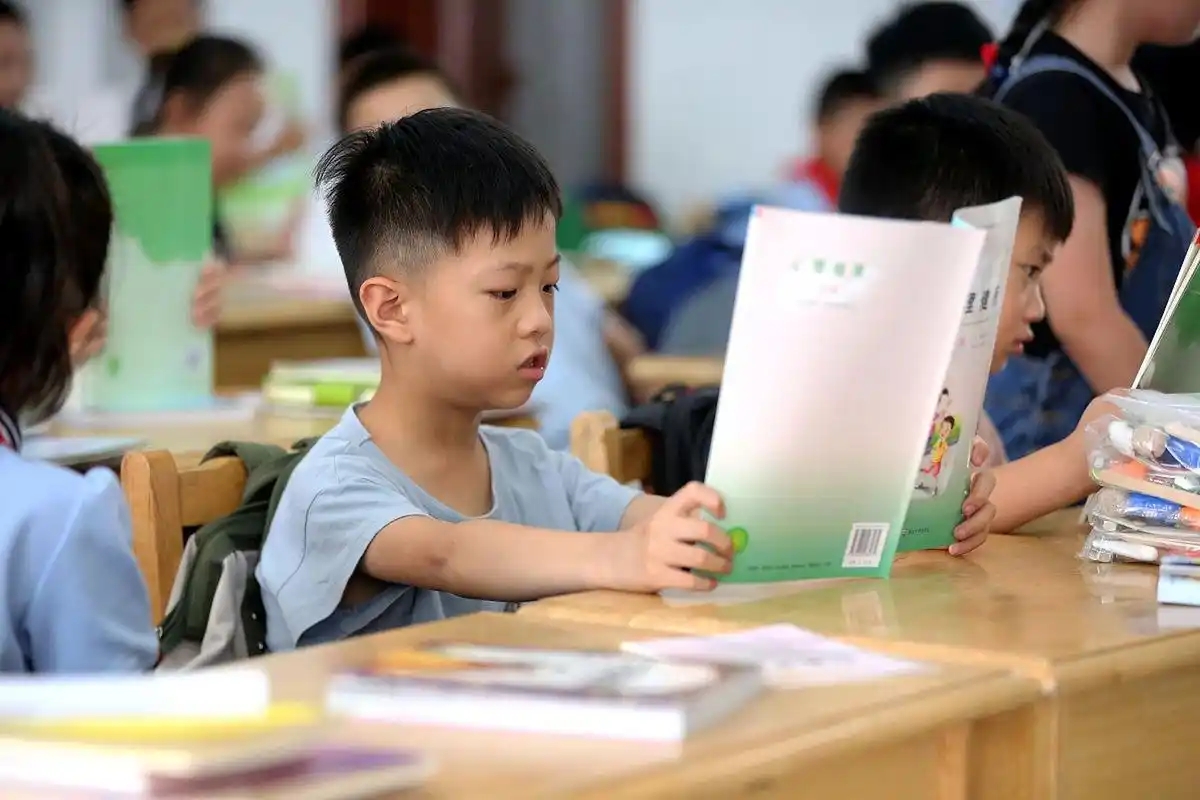 5 câu nói cha mẹ EQ thấp hay buông nơi đông người - Bảo sao con càng lớn càng rụt rè, tự ti- Ảnh 2.