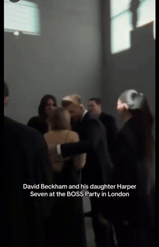 Harper Beckham thành thiếu nữ thật rồi: Không còn thích bố hôn môi, chụp ảnh cũng giữ khoảng cách vừa phải- Ảnh 14.