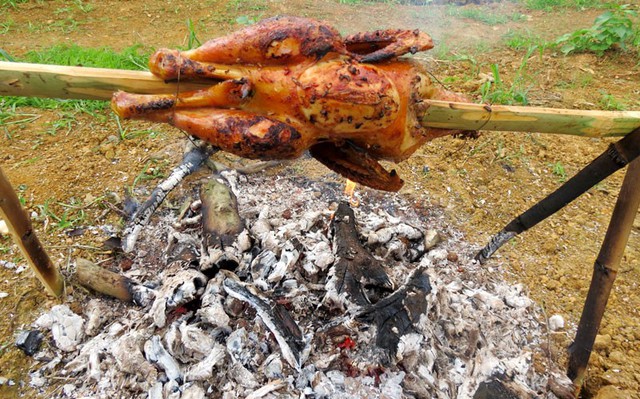 Khách Tây bất ngờ khi ăn bữa trưa kiểu miền núi, nhận xét: "Ở Mỹ chúng tôi không thể làm thế này"- Ảnh 3.