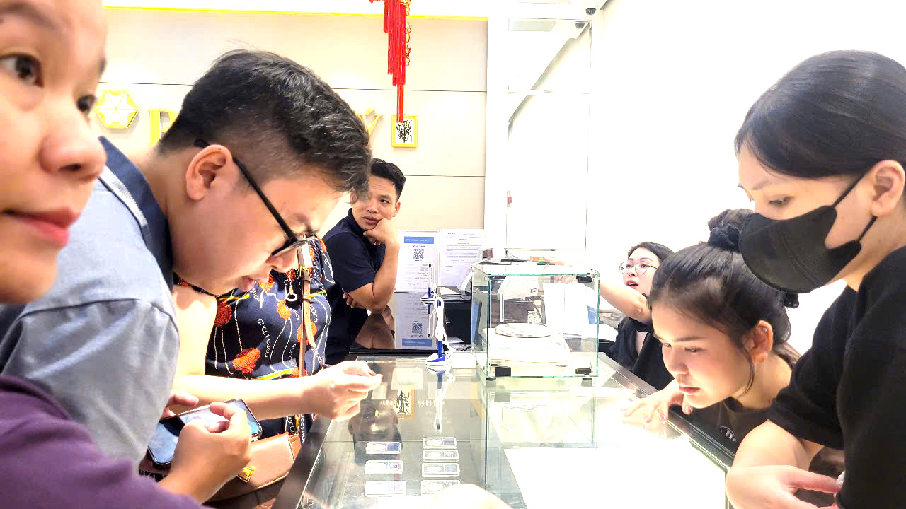 Bạc thỏi và bạc miếng "sốt giá", xuất hiện nhiều nhà đầu tư mới- Ảnh 2.