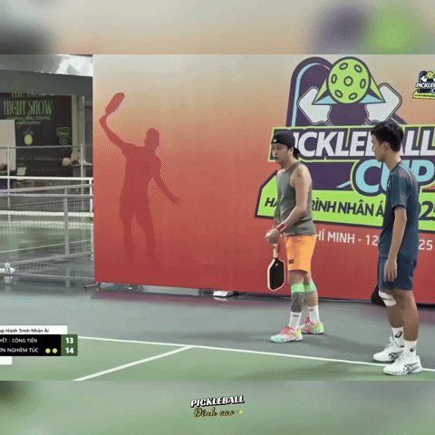 TiTi (HKT) xoay vợt pickleball như xoay mic 