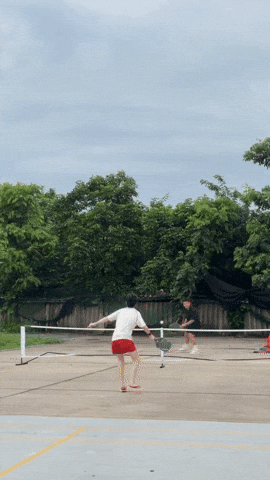 Chu Thanh Huyền đá tung dép để chơi pickleball cực sung cùng Quang Hải, cậu quý tử Lido ôm vợt chạy quanh gây bão MXH!- Ảnh 2.