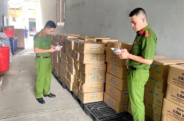Triệt phá đường dây sản xuất, buôn bán cồn y tế giả quy mô lớn- Ảnh 1.