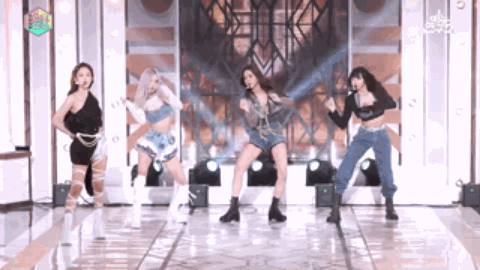 Jennie (BLACKPINK) cứ diễn concert là ngập tranh cãi: Lười hát lười cả nhảy, ngày càng hở hang?- Ảnh 5.