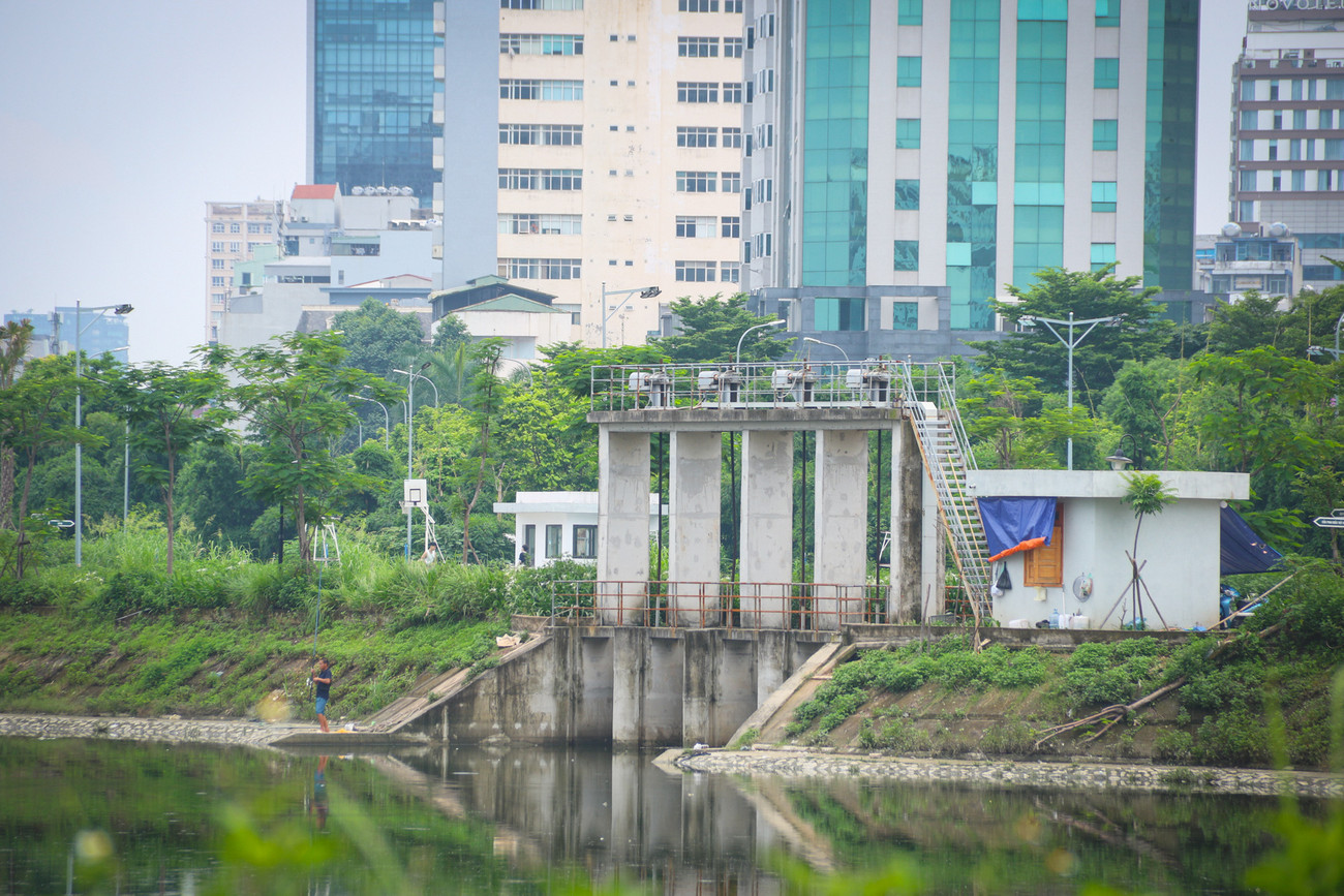Cỏ mọc ngập đầu, rác thải khắp nơi trong dự án công viên 744 tỷ đồng tại Hà Nội- Ảnh 5.