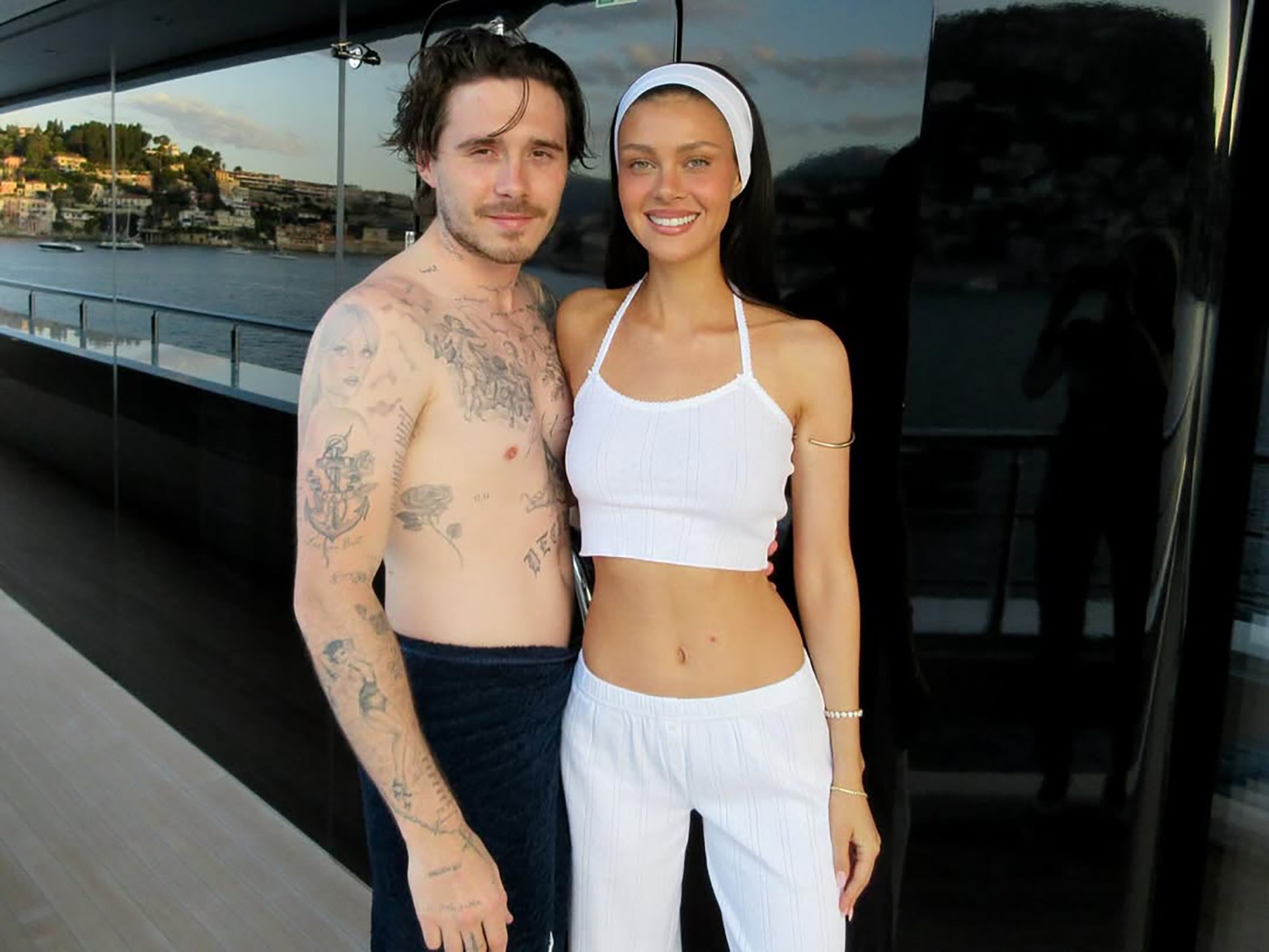 Hai quý tử nhà Beckham tung ảnh đưa gái út Harper đi chơi hậu 