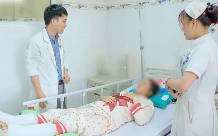 Rơi thang máy từ độ cao 4 mét, người phụ nữ gãy cột sống và hai gót chân- Ảnh 1.