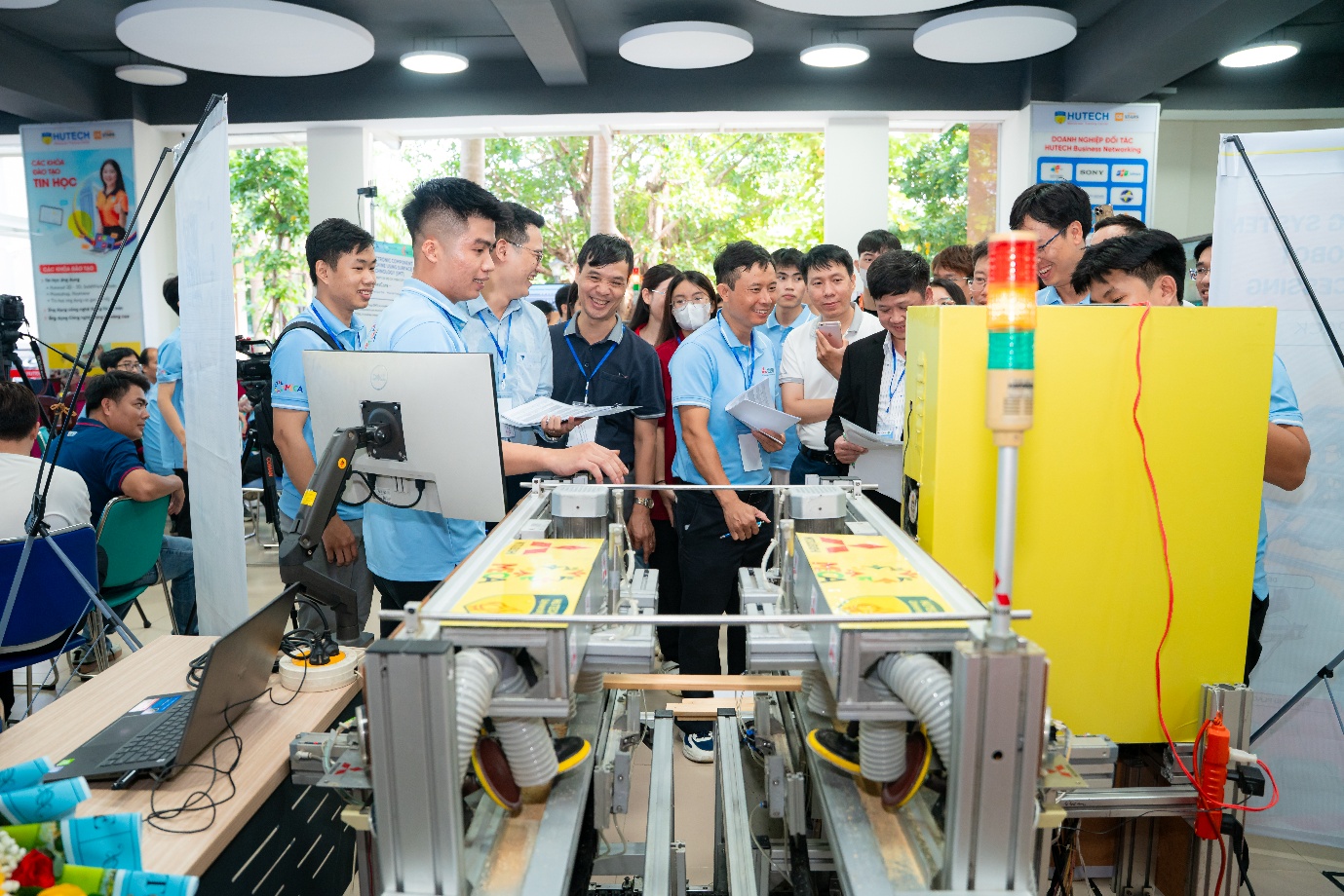 Sinh viên HUTECH ghi dấu ấn tại sân chơi kỹ thuật MECA 2025 với dự án máy khoan cắt tự động thông minh- Ảnh 1.
