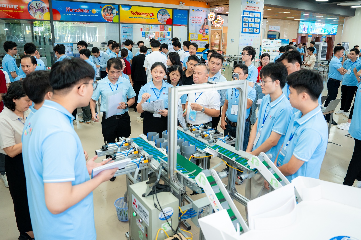 Sinh viên HUTECH ghi dấu ấn tại sân chơi kỹ thuật MECA 2025 với dự án máy khoan cắt tự động thông minh- Ảnh 5.