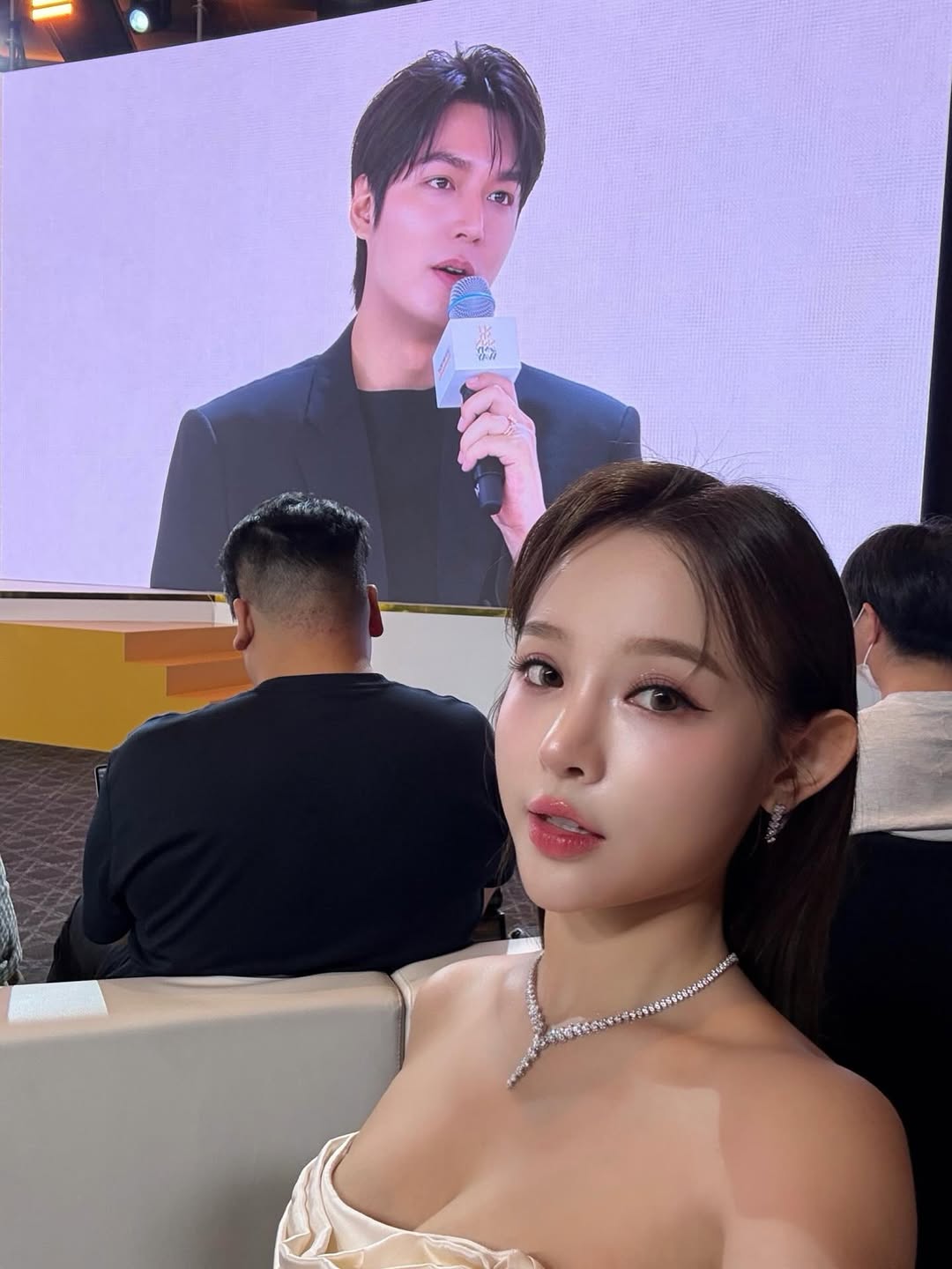 Clip: Mỹ nhân Việt đẹp đến mức khiến Lee Min Ho phải 2 lần ngắm nghía không rời tại sự kiện- Ảnh 2. Clip: Mỹ nhân Việt đẹp đến mức khiến Lee Min Ho phải 2 lần ngắm nghía không rời tại sự kiện- Ảnh 2.