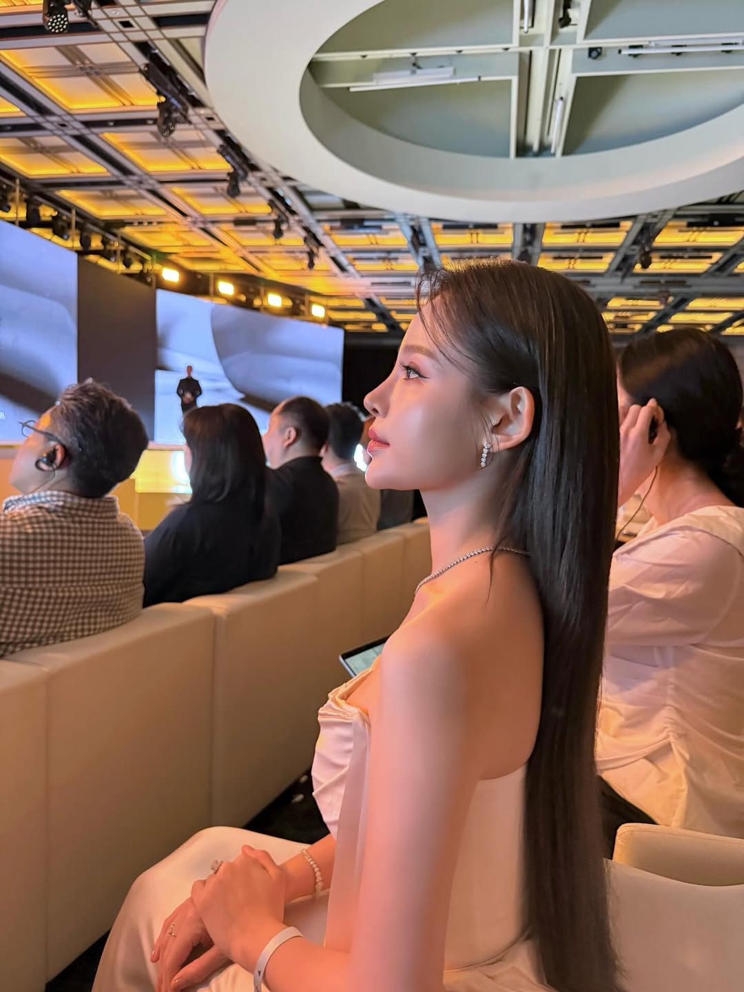 Clip: Mỹ nhân Việt đẹp đến mức khiến Lee Min Ho phải 2 lần ngắm nghía không rời tại sự kiện- Ảnh 3. Clip: Mỹ nhân Việt đẹp đến mức khiến Lee Min Ho phải 2 lần ngắm nghía không rời tại sự kiện- Ảnh 3.