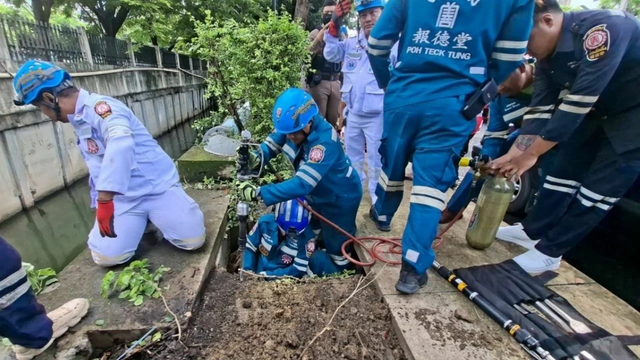 Người đàn ông khỏa thân nhảy xuống rồi mắc kẹt dưới cống, nhân viên cứu hộ đến giúp còn bị cắn vào tay- Ảnh 1.