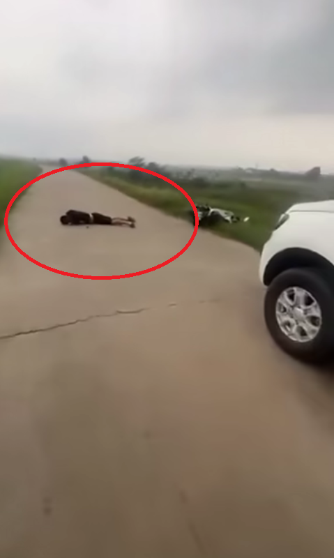 Người đàn ông bị sét đánh tử vong ở Bắc Ninh: Đoạn clip khiến nhiều người hoảng sợ- Ảnh 1.